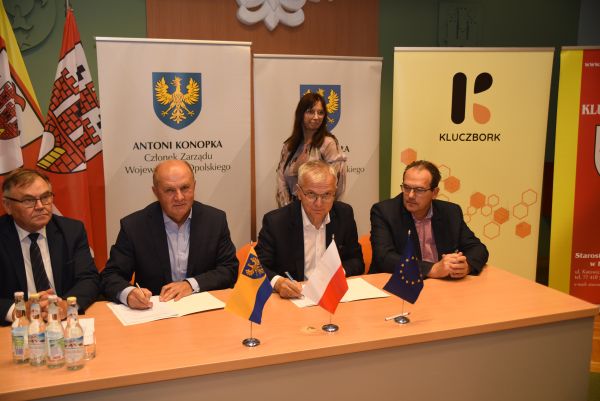 podpisanie umowy na wymianę pieców