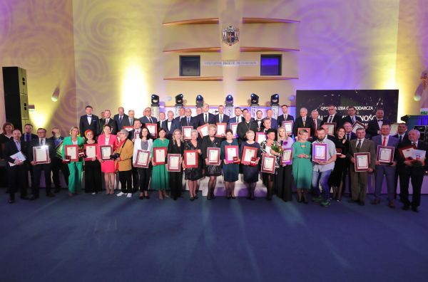 Zdjęcie grupowe Gala XXIII edycji Laurów Umiejętności i Kompetencji za rok 2022