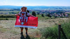 Bartosz Gubała na szlaku z flagą Kluczborka