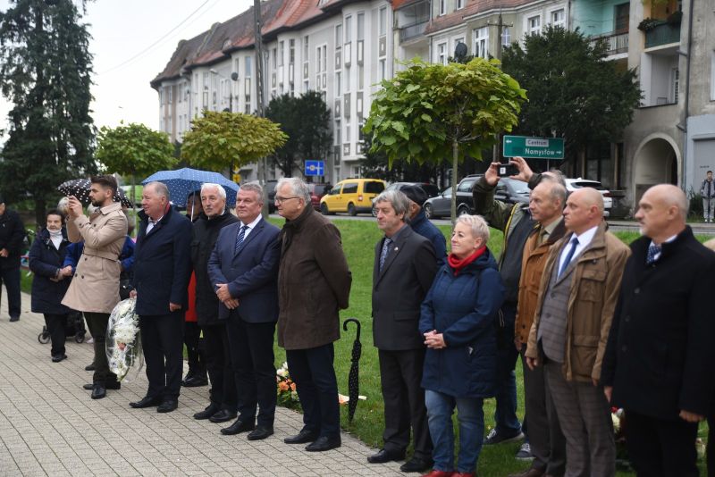 Odsłonięcie pszczółki na pomniku Dzierżona