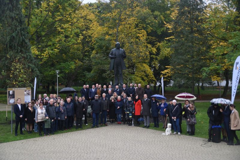 Odsłonięcie pszczółki na pomniku Dzierżona