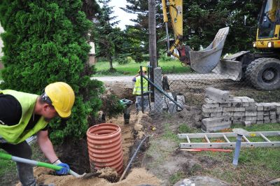 Trwa budowa sieci kanalizacji sanitarnej w Kujakowicach Dolnych i Gotartowie