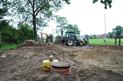 Trwa budowa sieci kanalizacji sanitarnej w Kujakowicach Dolnych i Gotartowie