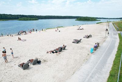 Nowe leżaki i lampy solarne nad zalewem w Ligocie Górnej