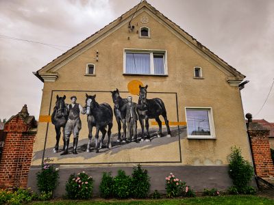 Natura w kolorach, historia w sepii – murale w Bogacicy