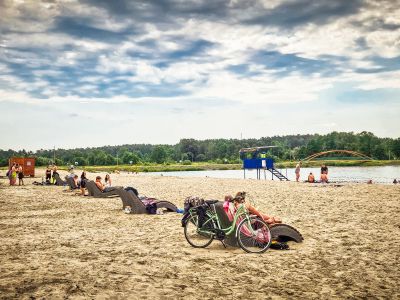 Nowe leżaki i lampy solarne nad zalewem w Ligocie Górnej