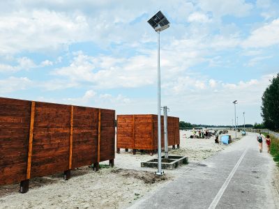 Nowe leżaki i lampy solarne nad zalewem w Ligocie Górnej