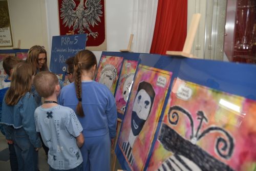 Wyjątkowa Wystawa i Obchody Światowego Dnia Świadomości Autyzmu w Publicznej Szkole Podstawowej nr 5 z Oddziałami...