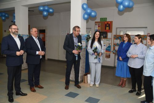 Wyjątkowa Wystawa i Obchody Światowego Dnia Świadomości Autyzmu w Publicznej Szkole Podstawowej nr 5 z Oddziałami...
