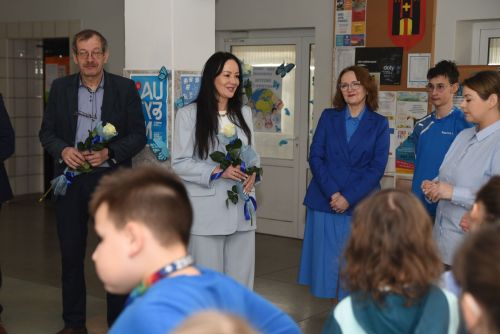 Wyjątkowa Wystawa i Obchody Światowego Dnia Świadomości Autyzmu w Publicznej Szkole Podstawowej nr 5 z Oddziałami...