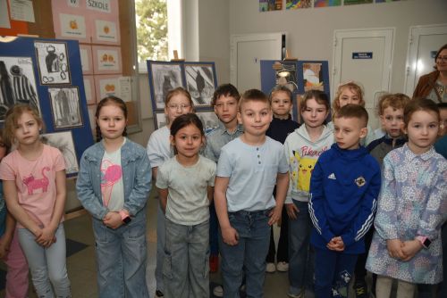 Wyjątkowa Wystawa i Obchody Światowego Dnia Świadomości Autyzmu w Publicznej Szkole Podstawowej nr 5 z Oddziałami...