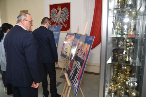 Wyjątkowa Wystawa i Obchody Światowego Dnia Świadomości Autyzmu w Publicznej Szkole Podstawowej nr 5 z Oddziałami...