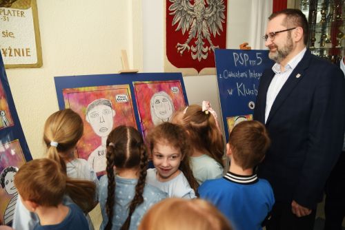 Wyjątkowa Wystawa i Obchody Światowego Dnia Świadomości Autyzmu w Publicznej Szkole Podstawowej nr 5 z Oddziałami...