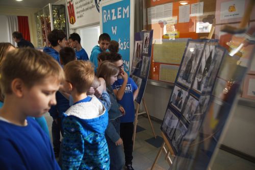 Wyjątkowa Wystawa i Obchody Światowego Dnia Świadomości Autyzmu w Publicznej Szkole Podstawowej nr 5 z Oddziałami...