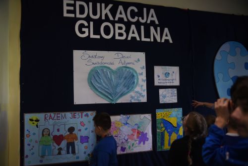Wyjątkowa Wystawa i Obchody Światowego Dnia Świadomości Autyzmu w Publicznej Szkole Podstawowej nr 5 z Oddziałami...