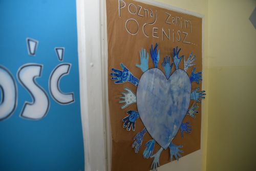 Wyjątkowa Wystawa i Obchody Światowego Dnia Świadomości Autyzmu w Publicznej Szkole Podstawowej nr 5 z Oddziałami...