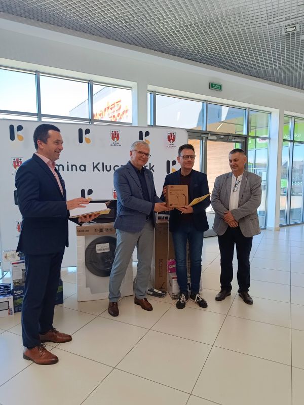 zdjęcia z wręczenia nagród w konkursie Świeć Się
