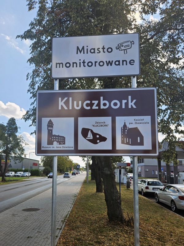 brązowe tablice na wjazdach do Kluczborka