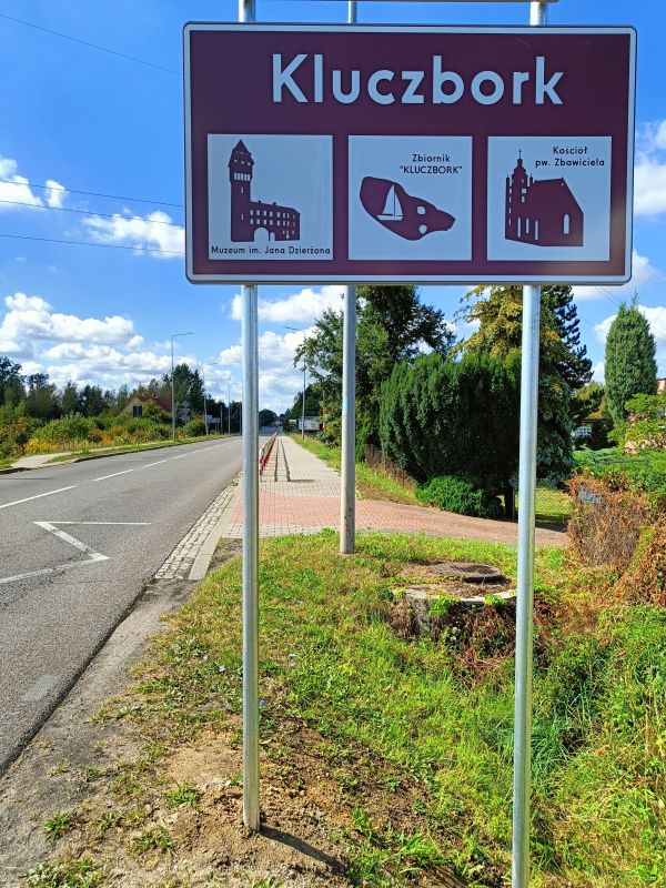 brązowe tablice na wjazdach do Kluczborka