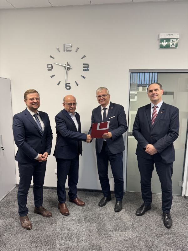 wizualizacje basenu w Bąkowie oraz podpisanie umowy o pożyczkę