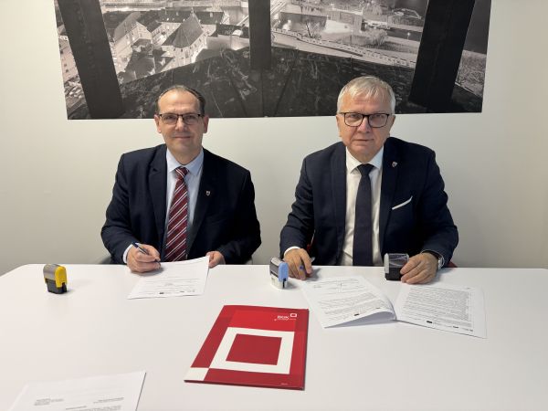 wizualizacje basenu w Bąkowie oraz podpisanie umowy o pożyczkę