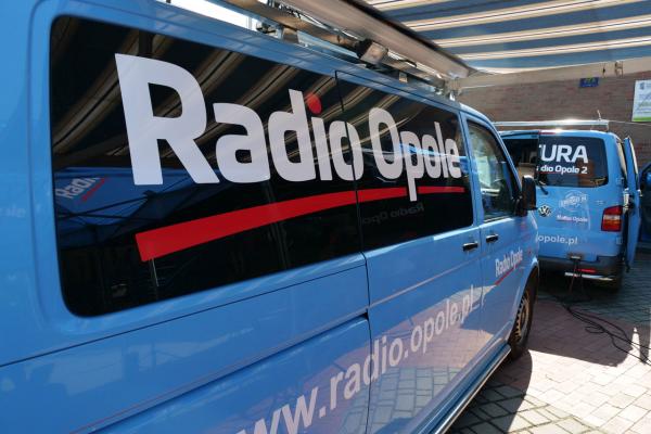 Plenerowe studio Radia Opole nadaje w czwartek z kluczborskiego rynku.